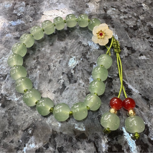 2/$29 or 3/$39 NWOT Elegant Green Beaded Chinese-style Bracelet with Floral Bead - Picture 5 of 5